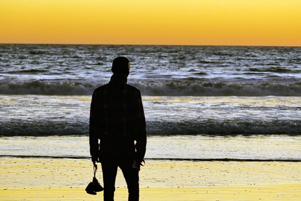 photo l'homme devant la mer