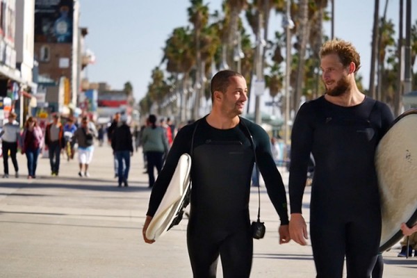 regards surfers sur boardwalk Venice Beach
